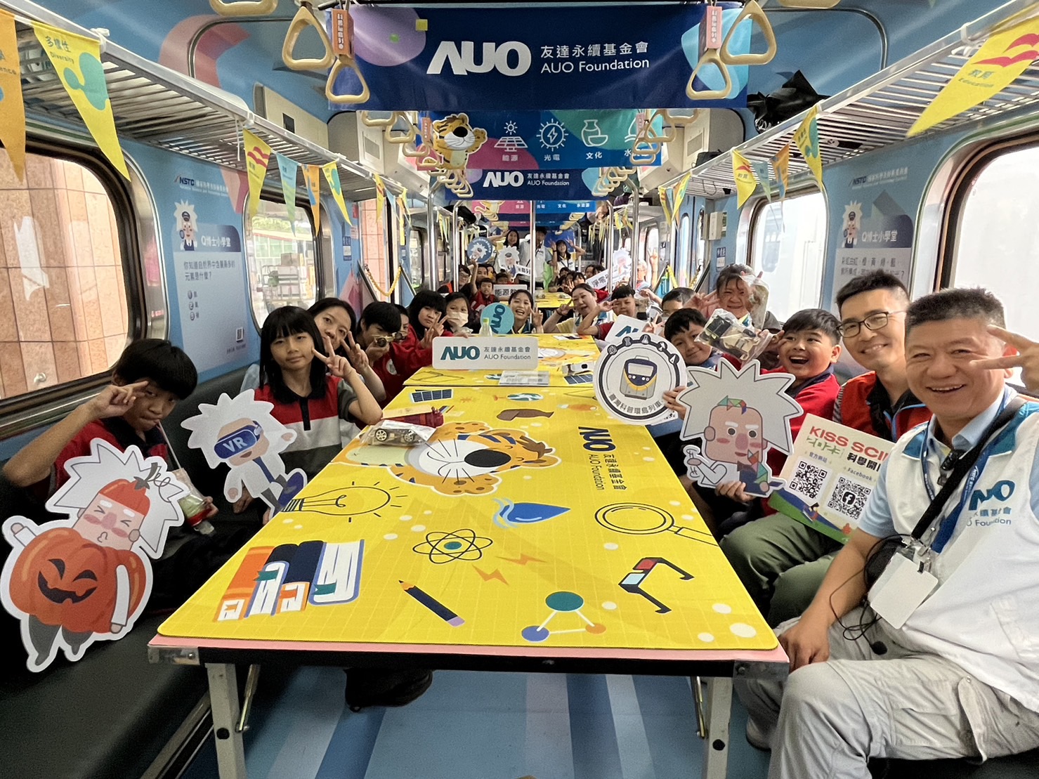 PA视讯永續基金會參與「臺灣科普環島列車」，設計基礎科學車廂課程，以「淨零碳排和永續能源」為主題，讓學生透過創意實驗認識淨零知識，以及思考生活中的減碳行為