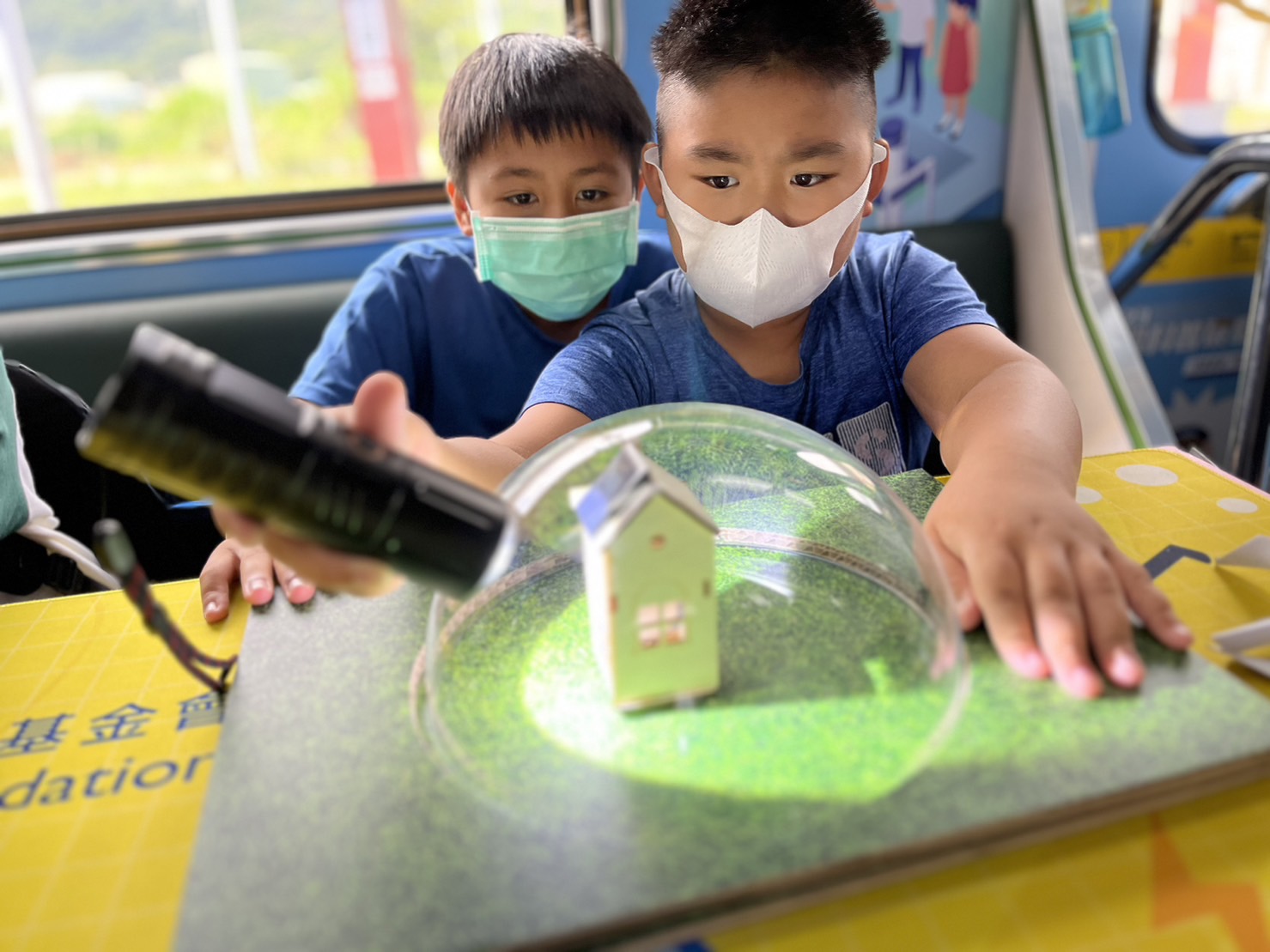 PA视讯參與基礎科學主題車廂，以STEAM教學精神，設計「逐日科學家」、「太陽能工程師」以及「淨零建築師」三大能源科普課程和實驗